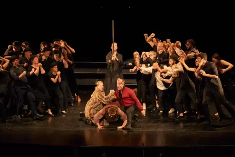 Der finale Zweikampf zwischen King Arthur (Elias Arens, rechts) und Oswald, dem Sachsen (Katrin Wichmann, links). 