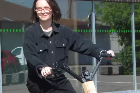 Rahmen aus Buchenholz: Emma Bléron auf einem Moustache-E-Bike. 