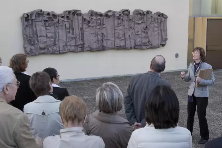 Eine Aufname von 2014: Kunsthistorikerin Anke Elisabeth Sommer vor dem Relief an der Außenwand des Gotteshauses. 