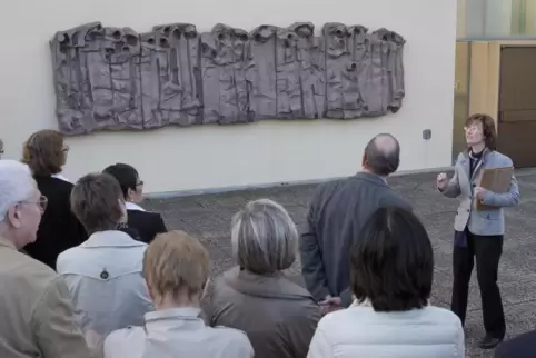 Eine Aufname von 2014: Kunsthistorikerin Anke Elisabeth Sommer vor dem Relief an der Außenwand des Gotteshauses. 