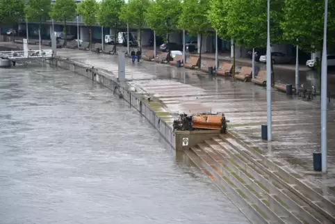 Die Aufräumarbeiten gehen am Dienstag auch entlang der Saar weiter. Unser Foto zeigt die Berliner Promenade an der Saar, die weg