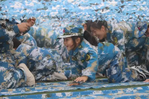 In der Bevölkerungspolitik einiger Staaten spielen militärische Überlegungen eine Rolle: chinesische Kindergartenkinder und Erzi