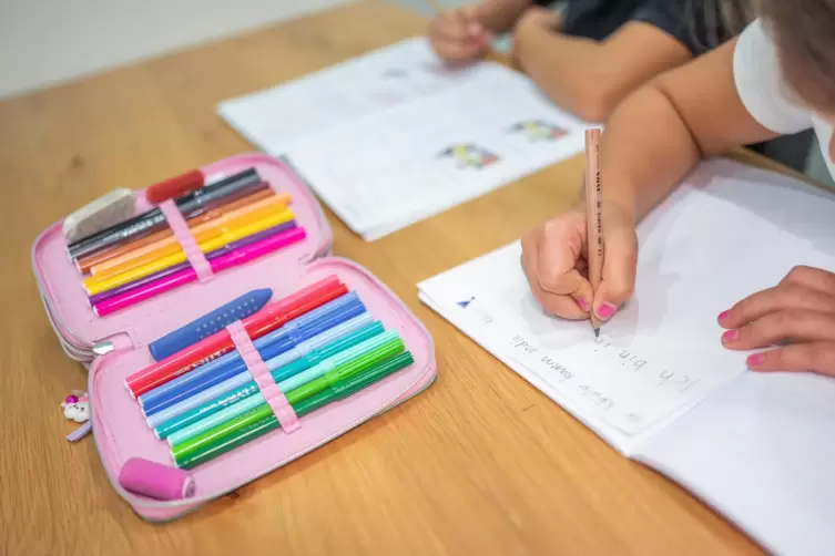 Lernpatinnen und Lernpaten unterstützen Grundschüler. 