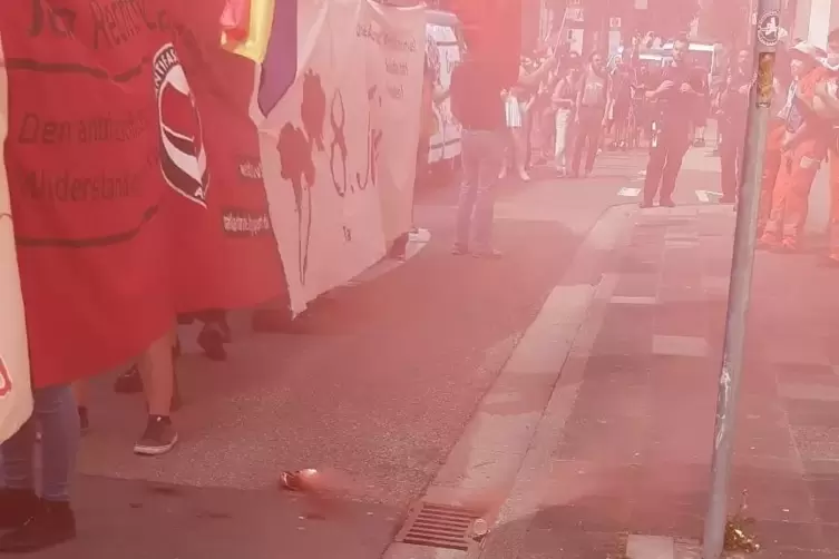 In der Waffenstraße sind zwei Rauchtöpfe gezündet worden. 