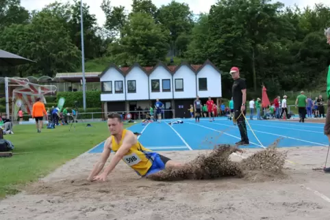 Michael Rohe vom LC Haßloch gewinnt in Edenkoben den Weitsprung der M30 mit 5,41 Metern.