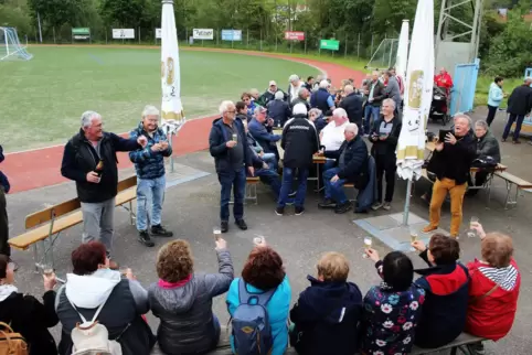 Prost auf die Freundschaft: Zu Gast in Wolfstein waren 68 Franzosen aus der Gemeinde Verdun-sur-le-Doubs.