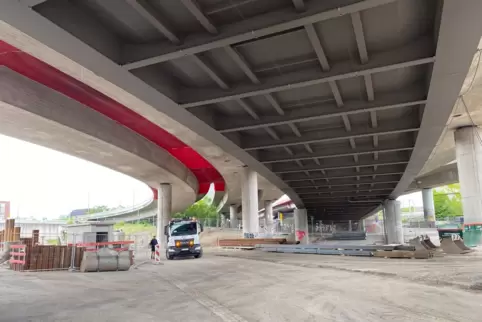 Unter der Hochstraße Nord wird an einer neuen Infrastruktur gebaut.