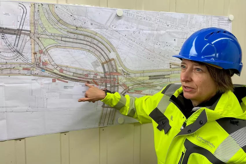 Heike Kamenz von der Stadtentwässerung zeigt die neuen Pläne.