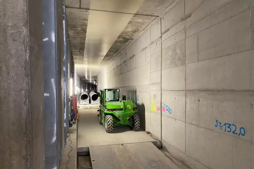 Im stillgelegten U-Bahn-Tunnel werden Abwasserrohre verlegt.