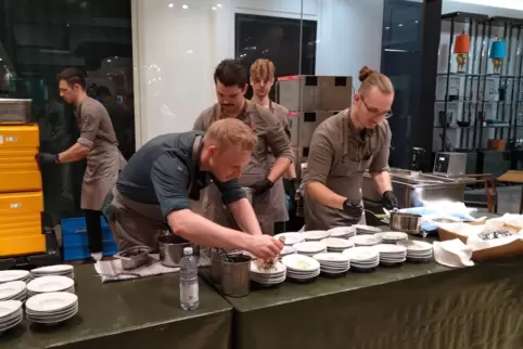 Gastgeber Dominik Paul und sein Team mit letzten Handgriffen am Kabeljau.