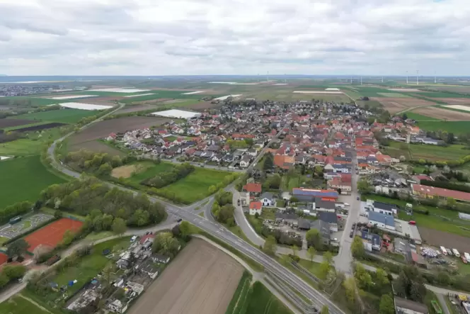 Heuchelheim bei Frankenthal aus der Vogelperspektive. Der Ort hatte am 30. April laut Meldeamt 1310 Einwohner mit Hauptwohnsitz.