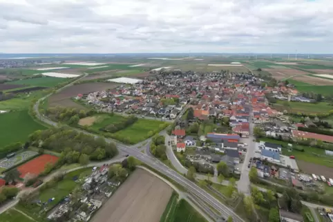 Heuchelheim bei Frankenthal aus der Vogelperspektive. Der Ort hatte am 30. April laut Meldeamt 1310 Einwohner mit Hauptwohnsitz.