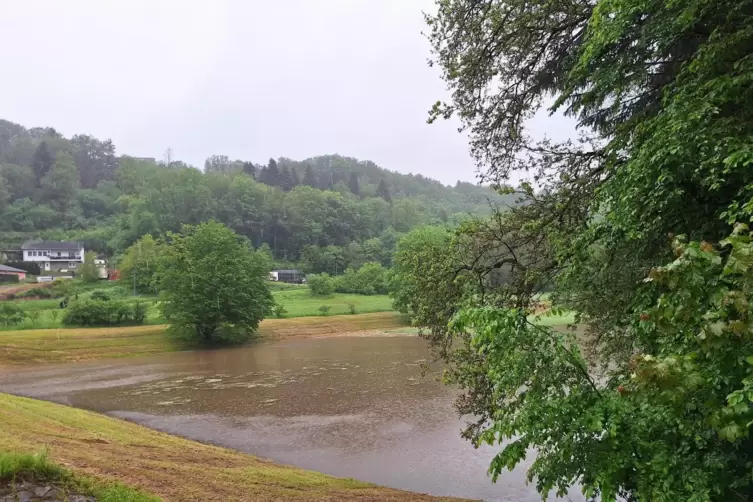 Am Freitagnachmittag, 15 Uhr, war das Regenüberlaufbecken am Niedersimter Ortseingang schon vollgelaufen und drohte überzulaufen