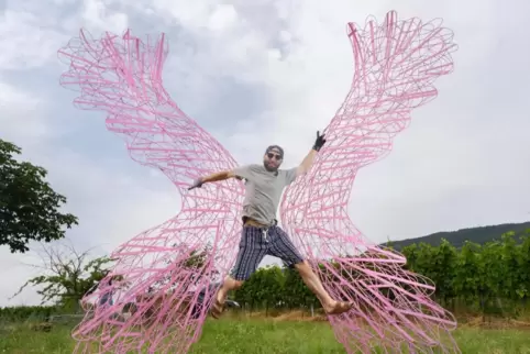 Sich frei wie ein Vogel fühlen: das ermöglicht die Stahlrohr-Installation „I believe I can fly“ nahe des Bildhäusels in St. Mart