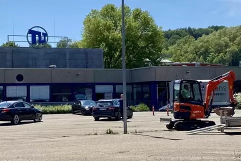 Aufräumarbeiten mit Minibagger an Pfingstmontag beim Ventilatorenbauer TLT Turbo an der Gleiwitzstraße. 