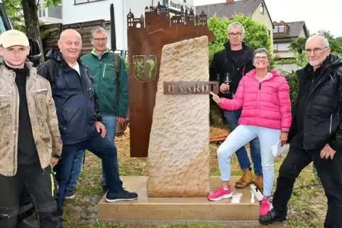 Freuen sich über die neue Stele (von links): Alex Gies (Firma Hanbuch), Harald Kerbeck, Konstantin Boltenhagen (Tiefbau Abteilun