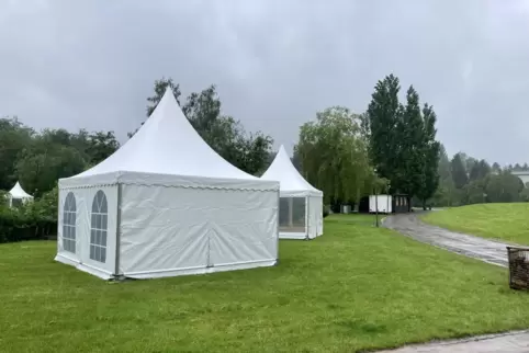 Die ersten Pavillons stehen bereits im Strecktalpark. 