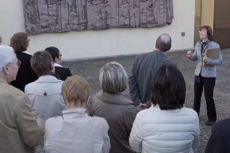 Eine Aufname von 2014: Kunsthistorikerin Anke Elisabeth Sommer vor dem Relief an der Außenwand des Gotteshauses.