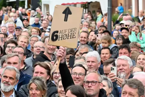  „6 auf der Höhe“ aus Meckenheim wollen den Bock, wie so viele andere Steigerer – doch am Ende bietet ein Gastwirt aus Deideshei