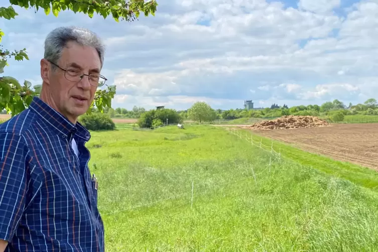 Werner Haag, Anwohner vom Niedermehlingerhof, an den Weiden die dort an den Gewerbepark Sembach angrenzen. Von dort breitet sich