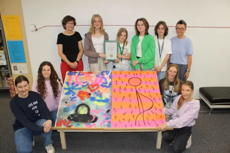 Urkunde für die „Kunst.Klasse“: Michaela Jäkel (links hinten) und Sabine Amelung (rechts) haben die Gruppe von Schülerinnen betr