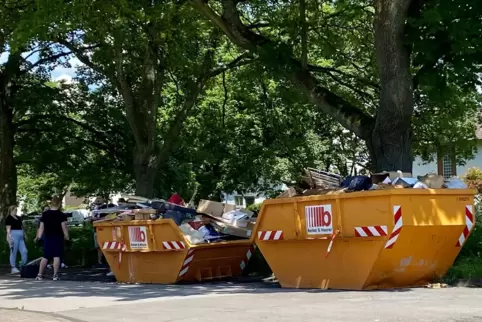 Container mit Hochwassermüll, hier im Oberen Hornbachstaden. 