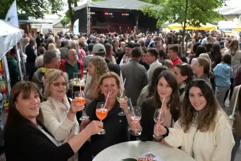 Beliebter Anlaufpunkt: das Spargelfest in Dudenhofen rund um die Waldbühne. 