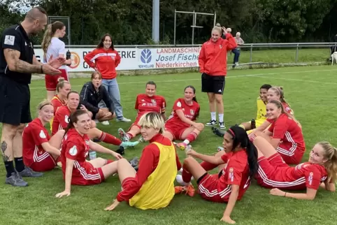 Gerd Freymüller (links) und die FFC-Spielerinnen freuten sich zum Saisonauftakt über ihren Sieg gegen Kottweiler-Schwanden. 