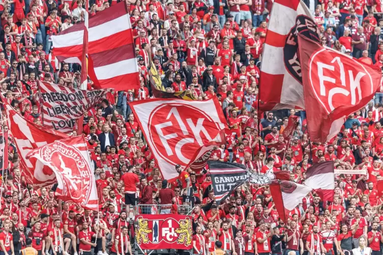 Fans feiern ihren 1. FC Kaiserslautern: Jetzt geht’s beim DFB-Pokal „um die Wurst“. 