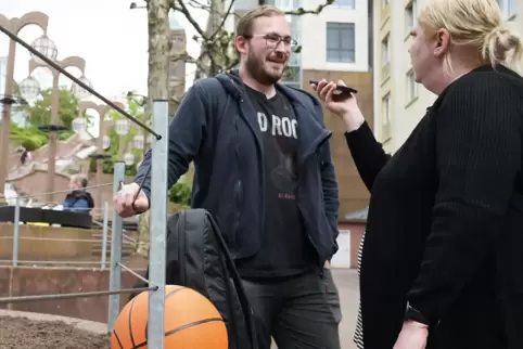 Felix Andreas aus Ludwigswinkel hat sich in der Innenstadt gerade einen neuen Basketball gekauft. 