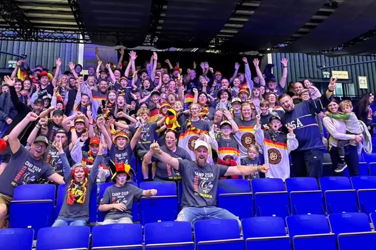 Klasse Stimmung auf der Tribüne: Die „Hornets“ des EHC Zweibrücken haben von ihrem Jugend-Trainingscamp über Pfingsten im tschec