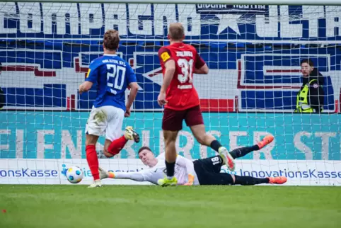Hält manchmal „unhaltbare“ Bälle: FCK-Keeper Julian Krahl. 