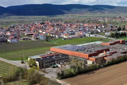 Blick auf Ruppertsberg: zwischen Winzerverein (Vordergrund) und Sportgelände ist ein Baugebiet in Planung. 