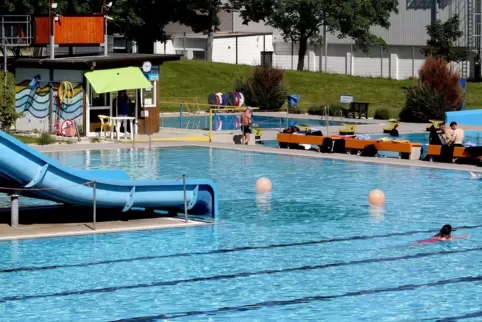 Seit einem Jahr wird über die Wassertemperatur im Rebmeerbad gestritten.