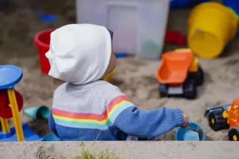 Der Sand im Sandkasten soll auch ausgetauscht werden.