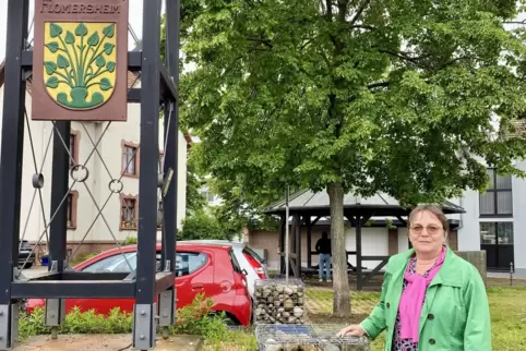  „In Gold auf grünem Dreiberg eine grüne Pflanze“: Heike Haselmaier neben dem Flomersheimer Wappen. 