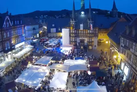 Während der Neustadter Weintage wird der Markplatz zum Festplatz. Die Partnerstadt hat gerade erst in neue Beleuchtung investier