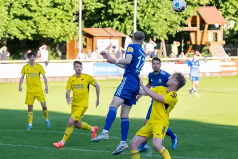 Duell: Elias Burkert (rechts in Gelb) vom FV Dudenhofen gegen Manuel Grünnagel (FK Pirmasens).