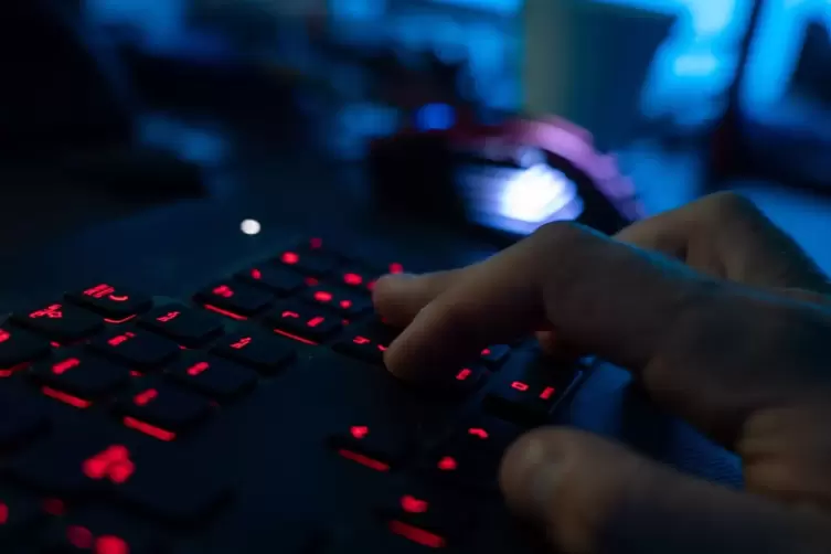 Ein Mann tippt auf einer Tastatur
