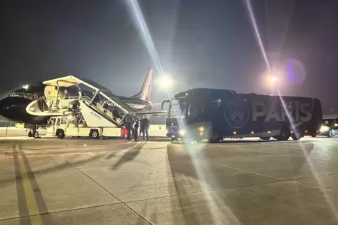 Die Mannschaft von Paris Saint-Germain flog in der Nacht auf Montag als französischer Meister nach Hause. 