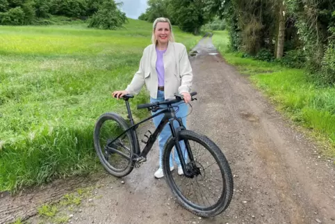 Mit ihrem Mountainbike legt Pia Bockhorn-Tüzün wöchentlich um die 100 Kilometer zurück. 