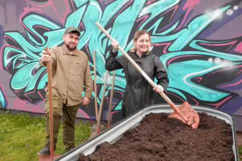 Timo Rech und Katharina Zott legen ein Hochbeet an.