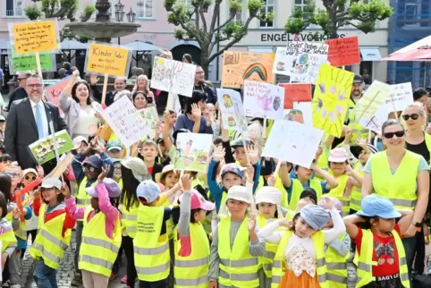 Haben selbst Schilder gebastelt: die Kinder aus städtischen Kitas. 