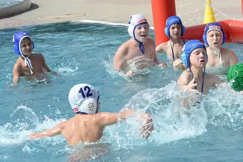 Wie beim Aquaball (unser Bild) werden im Wasserball-Schnuppertraining die Kinder im Becken stehen können.