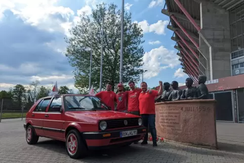 Die Jungs von der Winnweilerer FCK-Crew posieren vorm Fritz-Walter-Stadion (von links): Niclas „Heiner“ Heinrich, Moritz Becker,