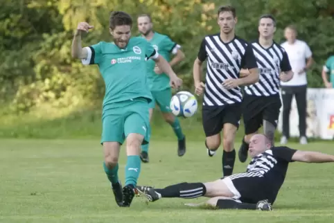 Die SG GlanAlb (schwarz-weißes Trikot, hier im Spiel gegen den SV Kottweiler-Schwanden) löst sich nach dieser Saison auf.