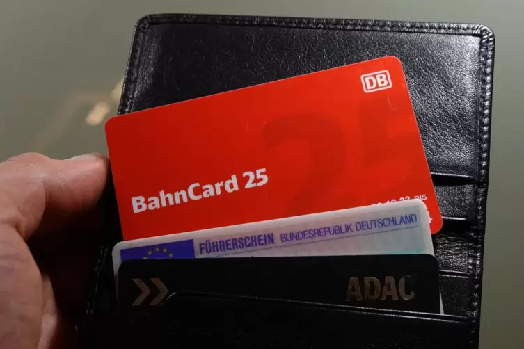 Millionen von Bahnkunden sind es gewohnt, ihre Bahncard im Portemonnaie zu haben. Damit soll nun Schluss sein. 