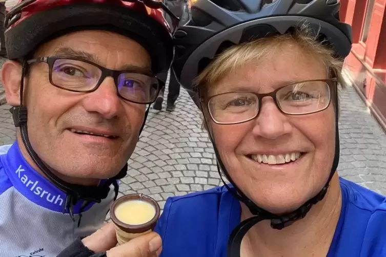 Prost: Eine kleine Stärkung gibt es für das Ehepaar Michael und Annette Bruns auf der Krämerbrücke in Erfurt. 