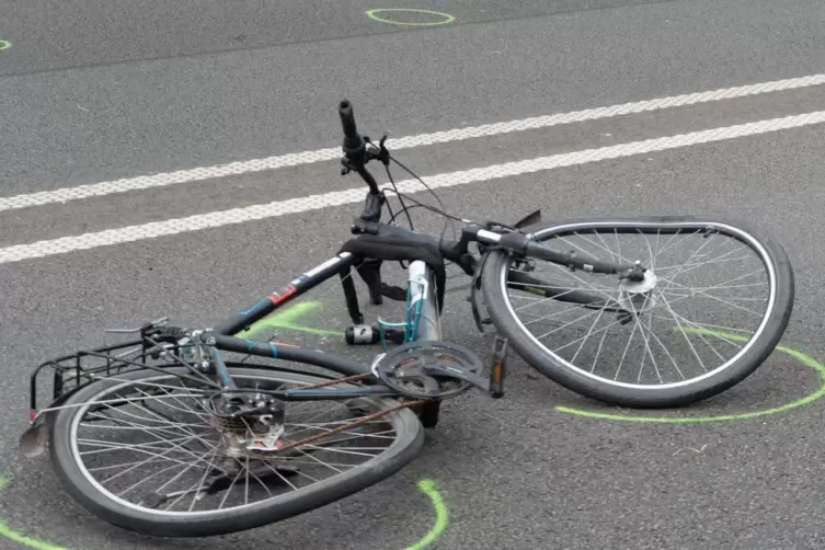 Ein 75-Jähriger Fahrradfahrer ist seinen schweren Verletzungen erlegen.