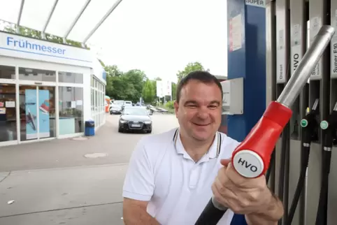 Thomas Frühmesser ist stolz, endlich den HVO 100-Diesel anbieten zu können.